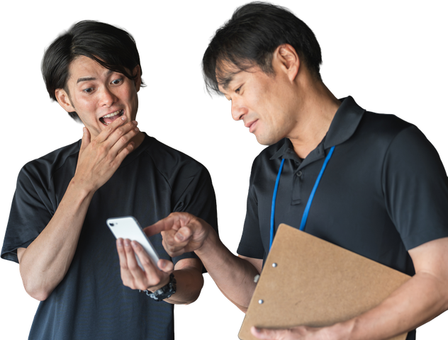 タブレットで結果を見ながら話す2人のスタッフ