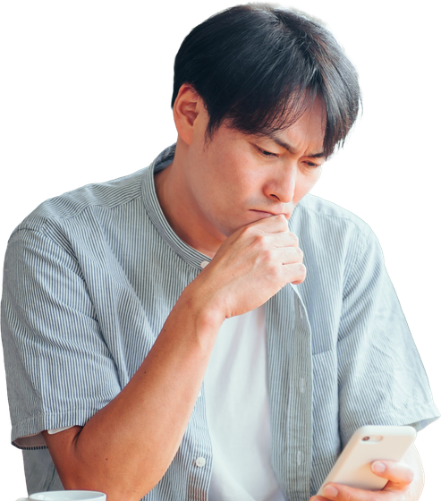 スマートフォンで結果を確認する店長