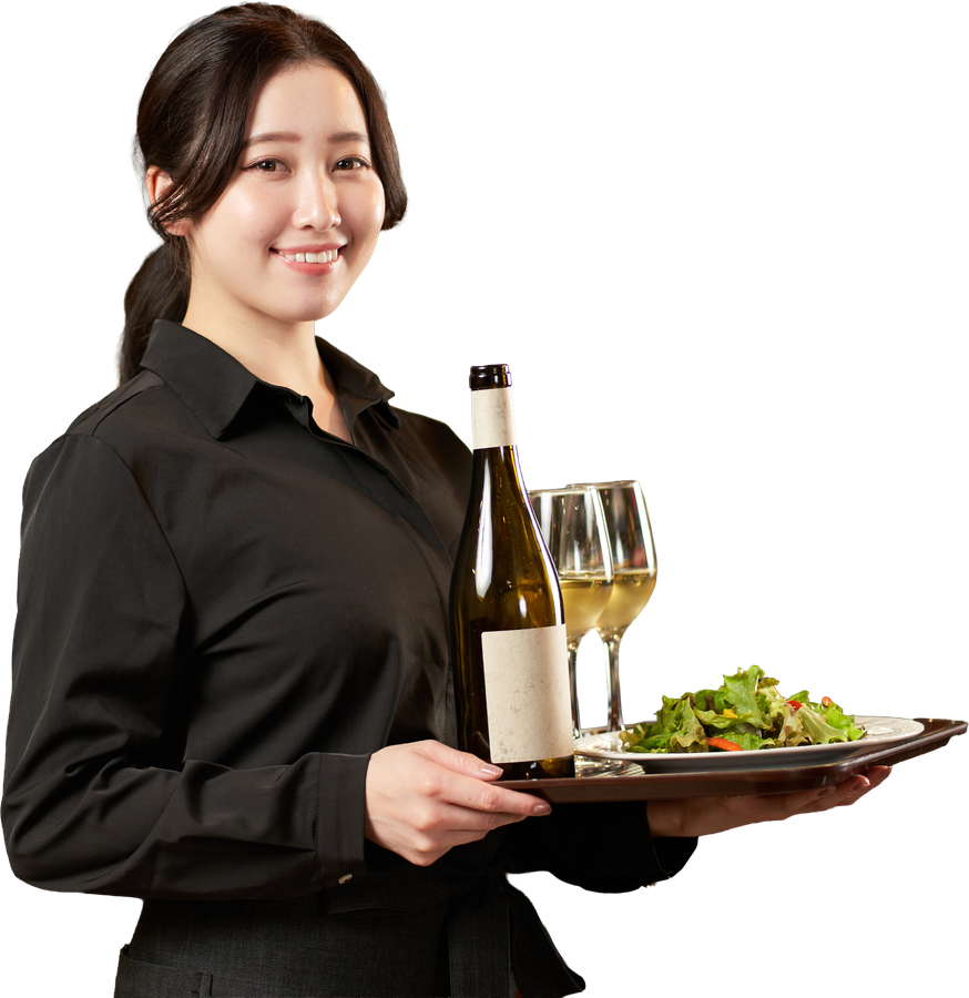 料理とワインを運ぶホールスタッフ