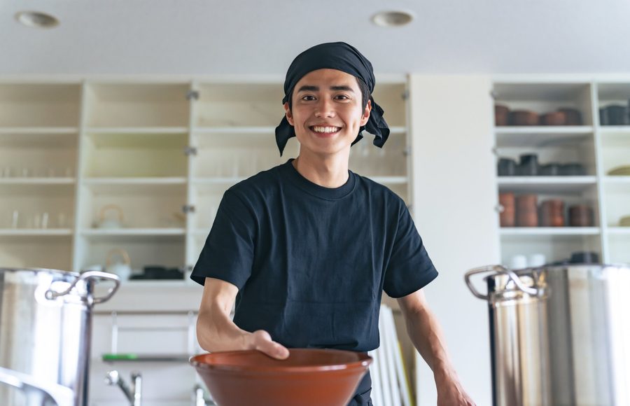 厨房で調理するスタッフ